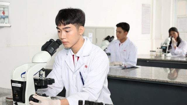 Sinh viên, học viên thạc sĩ và nghiên cứu sinh của nhóm ngành này sẽ được vay toàn bộ học phí cùng 5 triệu đồng sinh hoạt phí mỗi tháng