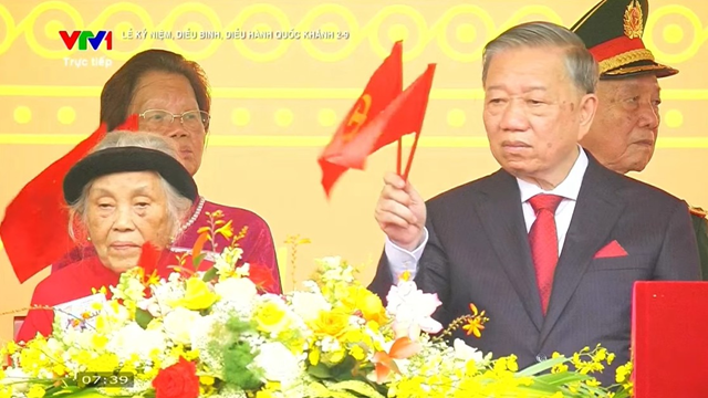 Thân thế cụ bà ngồi cạnh Tổng Bí thư Tô Lâm trong Lễ diễu binh, diễu hành