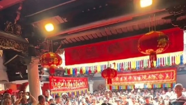 Trao cùng lúc hơn 800 triệu tiền học bổng, ngôi làng nhỏ trên núi gây sốt mạng khi có đến 33 tiến sĩ, số lượng thạc sĩ, sinh viên đại học danh giá cũng gây bất ngờ