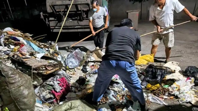 6 công nhân vệ sinh lật tung 5 tấn rác để tìm nhẫn cưới cho người phụ nữ