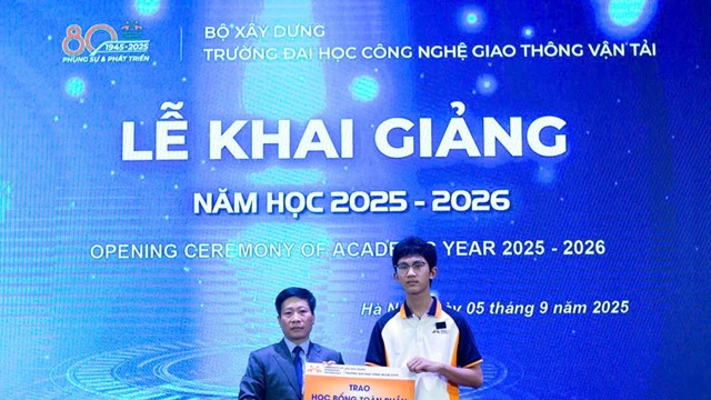 Nam sinh thoát nạn trong vụ lật tàu ở Hạ Long trở thành tân sinh viên đại học ở Hà Nội, nhận học bổng trị giá 250 triệu đồng
