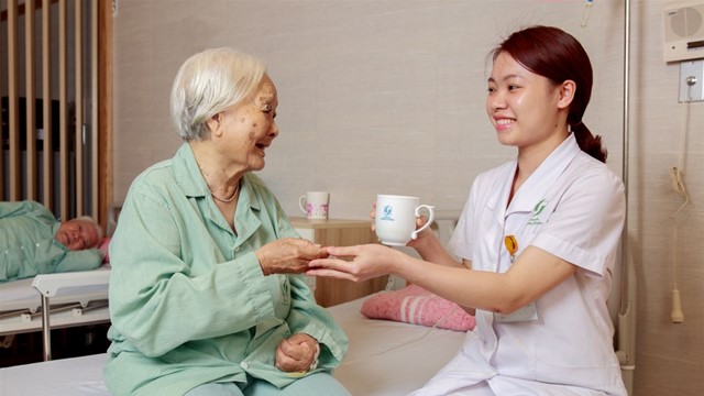 Bộ Chính trị xác định thời điểm thực hiện miễn viện phí toàn dân