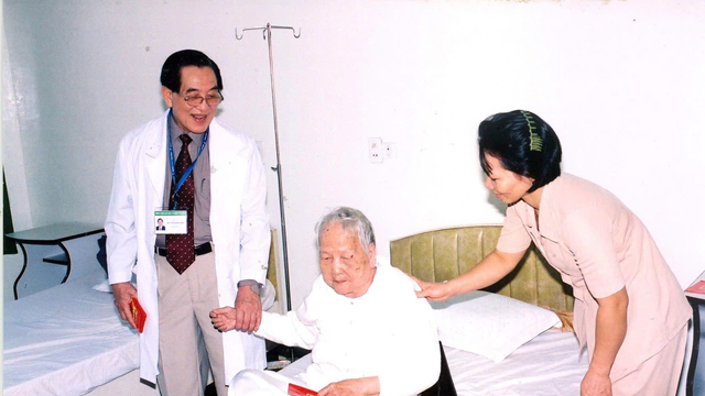 Nhà giáo Nhân dân, bác sĩ U100 của Việt Nam vừa nhận giải thưởng cao quý: ‘Bàn tay vàng’ trong y học, học trò ưu tú của cố GS Tôn Thất Tùng