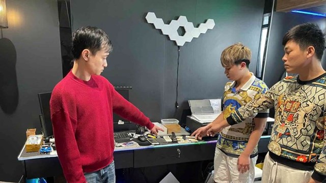 Khám xét nơi ở, bắt khẩn cấp ‘ông trùm 9X’ Phạm Duy Phú, thu giữ 35 điện thoại và 15.000 phôi giấy tờ