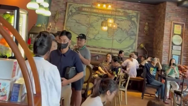 ‘Tổng tài’ ra lệnh đánh nhân viên trực tiếp đến quán cà phê xin lỗi 