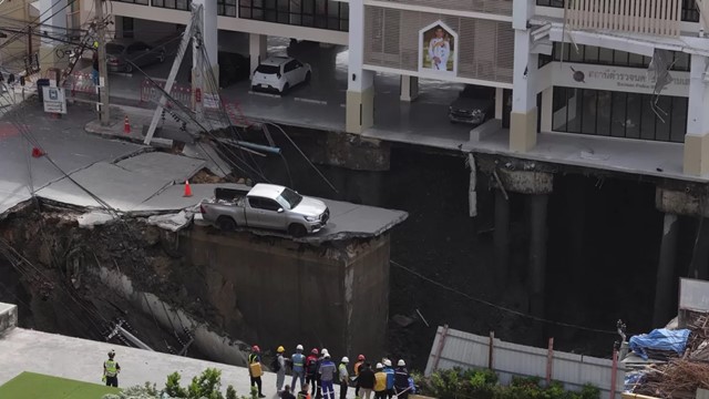 Bất ngờ xuất hiện hố sụt khổng lồ sâu 50m, lập tức sơ tán khoảng 3.500 bệnh nhân nội trú, hàng loạt các biện pháp khẩn cấp được tiến hành