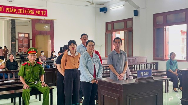 Tuyên án gần 31 năm tù đối với 5 cựu cán bộ xã