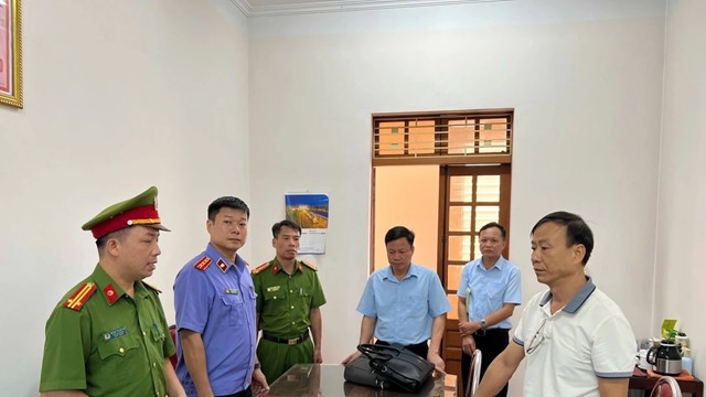 Khởi tố, bắt cựu Chủ tịch phường cấp sai sổ đỏ