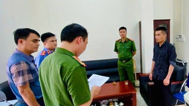 Khởi tố công chức xã sinh năm 1991