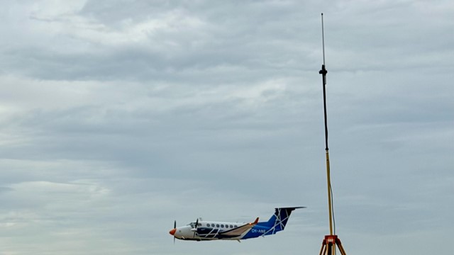 Lần đầu tiên, đường băng tại cảng hàng không lớn nhất Việt Nam đón máy bay