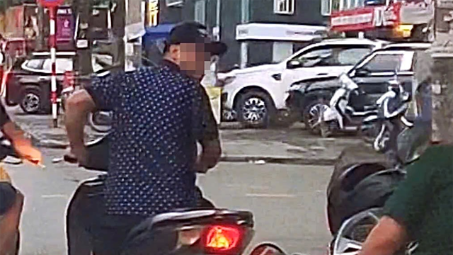 Xử phạt người đàn ông đi xe máy bấm còi inh ỏi