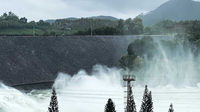 Sáng nay, hồ Hòa Bình, hồ Tuyên Quang mở tiếp cửa xả đáy; cấp bách đảm bảo an toàn thủy điện Thác Bà