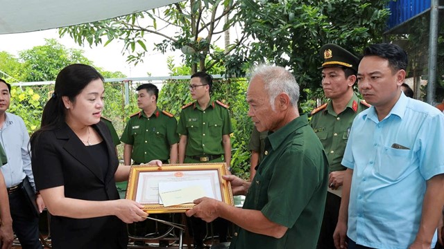 Truy tặng Bằng khen cho Tổ trưởng an ninh xả thân cứu 3 cháu nhỏ bị nước cuốn