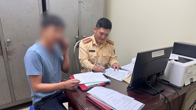 Lái xe cứu hộ trèo qua dải phân cách ngày mưa ngập, tài xế Đào Ngọc Đ. bị phạt 5 triệu đồng