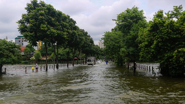 Cập nhật mới nhất danh sách những điểm ngập sâu, không thể di chuyển tại Hà Nội
