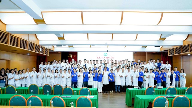 Hơn 30 bác sĩ của Bệnh viện Bạch Mai vào vùng bão lũ hỗ trợ 