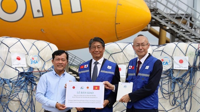 Nhật Bản điều máy bay chở lô hàng viện trợ khẩn cấp sang giúp đỡ Việt Nam