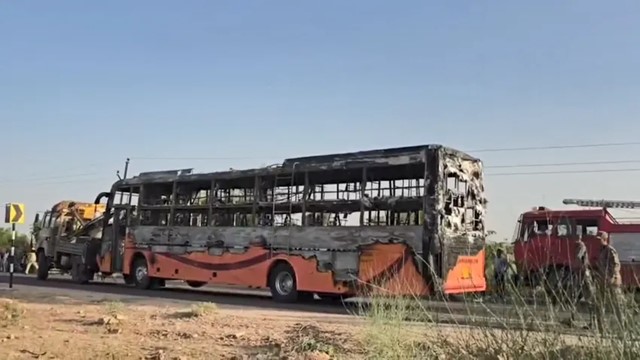 Xe khách bất ngờ bốc cháy dữ dội khi đang di chuyển, 20 hành khách thiệt mạng