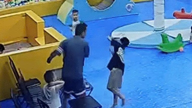 Hé lộ danh tính người đàn ông tát cháu bé 8 tuổi trong quán cà phê