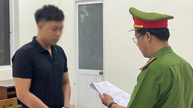 Bắt khẩn cấp người đàn ông giả công an, xâm hại thiếu nữ 18 tuổi