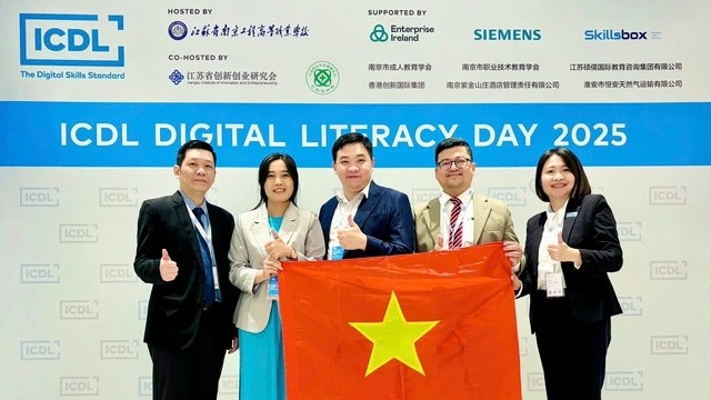 2 giáo viên Việt Nam nhận giải thưởng đặc biệt tại diễn đàn giáo dục của châu Á