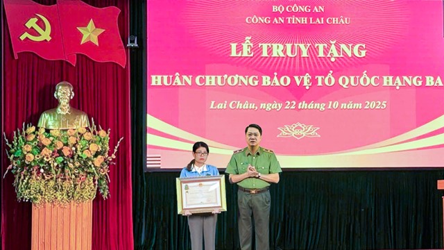 Truy tặng Huân chương Bảo vệ Tổ quốc cho Thiếu tá Hà Văn Minh