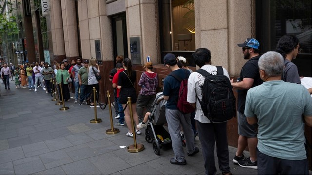 Không chỉ Việt Nam, người dân Australia cũng xếp hàng dài cả cây số để mua vàng