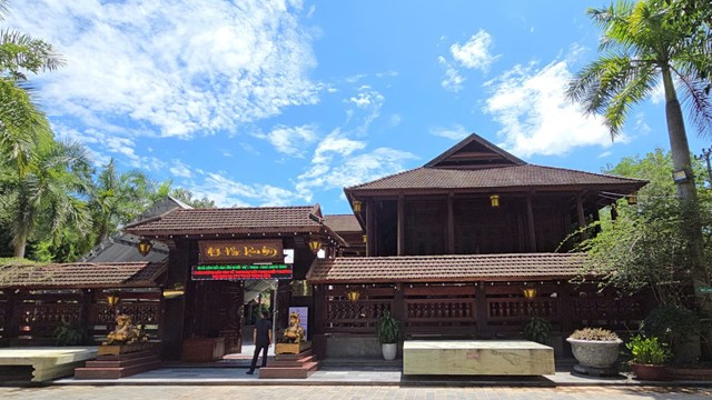 Ngôi nhà gỗ lim lớn nhất Việt Nam, huy động hàng chục nghệ nhân và 10.000 lượt thợ, vốn đầu tư 200 tỷ đồng