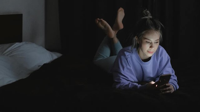 5 điều tuyệt đối đừng khoe trên Facebook, Zalo... nếu không muốn rước họa