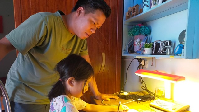 Từ 15/12, bố mẹ có thể bị phạt tới 10 triệu đồng nếu bắt con học quá sức