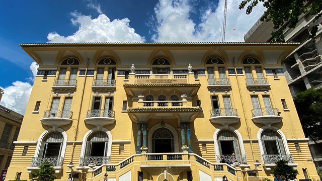 Dinh thự 4.000m², ba mặt tiền của ‘ông trùm địa ốc’ một thời: Có tận 99 cửa, là tòa nhà đầu tiên ở Sài Gòn sử dụng thang máy