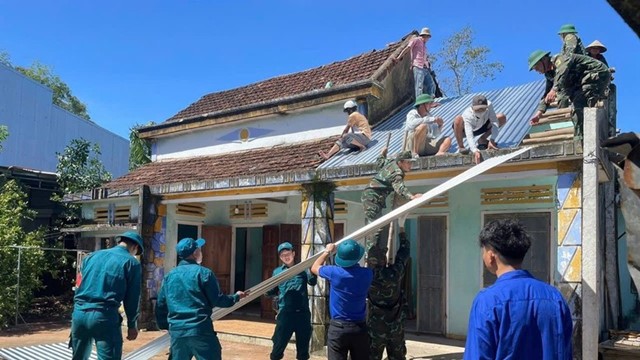 Thủ tướng chỉ đạo các địa phương hỗ trợ người dân khắc phục nhanh hậu quả bão lũ, dựng lại nhà kịp đón Tết