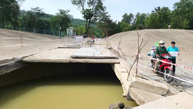 Cây cầu hơn 30 năm tuổi sụt lún sau lũ, từng xảy ra nhiều vụ người và phương tiện bị cuốn trôi