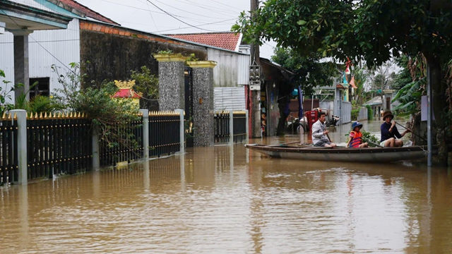 Mưa lũ nghiêm trọng khiến 14 người chết và mất tích, một tỉnh ghi nhận 7 người tử vong do sạt lở vùi xe khách 