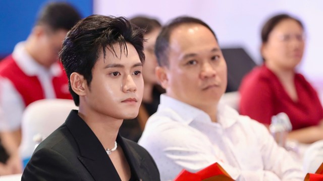 Nam diễn viên Mưa đỏ cầu cứu