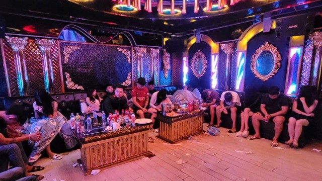 Đột kích 3 quán karaoke tại Hà Nội, bắt khẩn 85 người, tịch thu 3 khẩu súng, 25 viên đạn cùng 3 ô tô