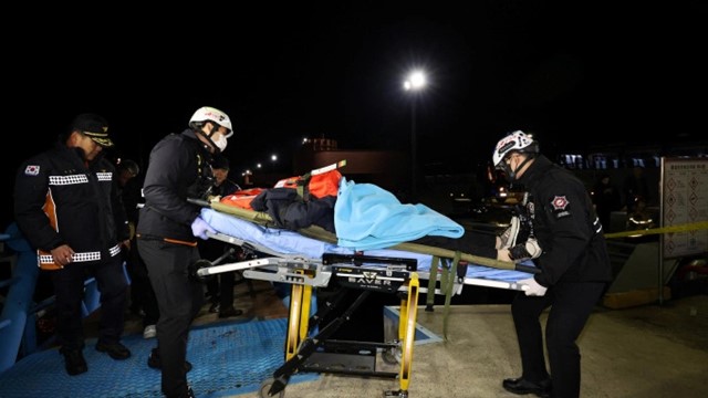 Phà chở 267 người bị mắc cạn, cảnh sát lập tức vào cuộc, 2 thủy thủ bị bắt khẩn cấp