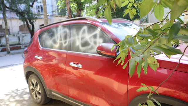 Công an truy tìm người xịt sơn lên 3 ô tô