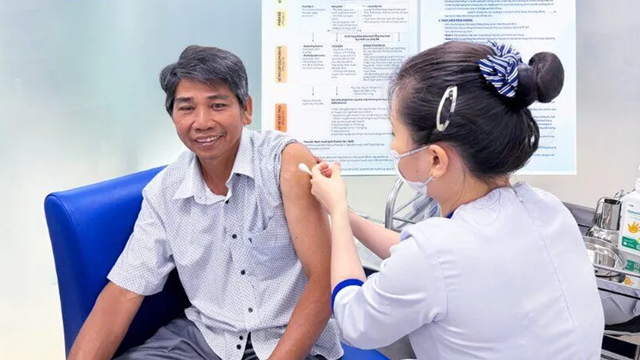 Tiêm vaccine miễn phí cho nhân dân vùng lũ