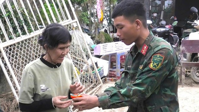 Nhặt được ‘gia tài’ tiền, vàng của bà lão 70 tuổi vùi dưới lớp bùn sau mưa lũ