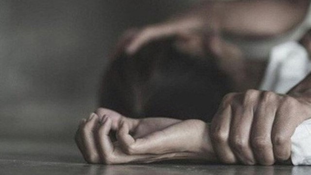 Bé gái đến công an tố cáo bị cha dượng 50 tuổi xâm hại