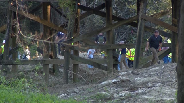 Sập cầu đang phá dỡ khiến nhóm công nhân bị hất văng xuống đống đổ nát: 3 người thiệt mạng, lực lượng cứu hộ khẩn trương có mặt tại hiện trường