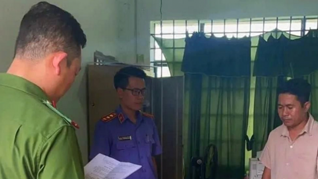 Bắt khẩn cấp một cán bộ xã ‘rút lõi’ Quỹ hoạt động của Ủy ban Mặt trận Tổ quốc