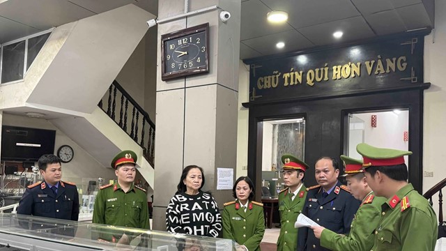 Khám xét nơi ở, bắt tạm giam vợ chồng chủ tiệm vàng có doanh thu 5.000 tỷ đồng