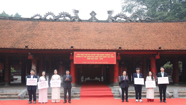 Hai học sinh Hà Nội được thưởng hơn 600 triệu đồng