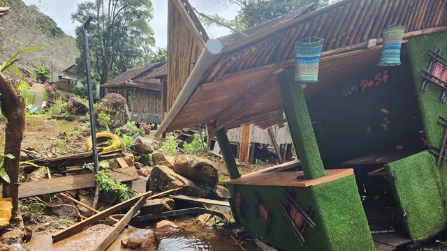 ‘Khu vườn địa đàng’ của Việt Nam bị đóng cửa do hàng trăm khối đất đá vùi lấp dòng suối, đánh sập nhiều công trình