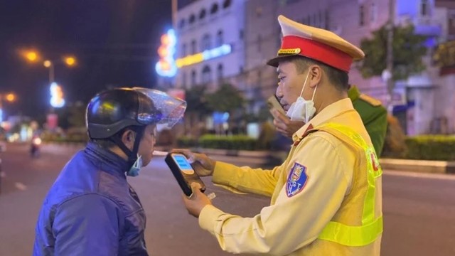 CSGT trên toàn quốc sẽ đồng loạt kiểm tra nồng độ cồn từ sáng Mùng 1 Tết Nguyên đán Bính Ngọ