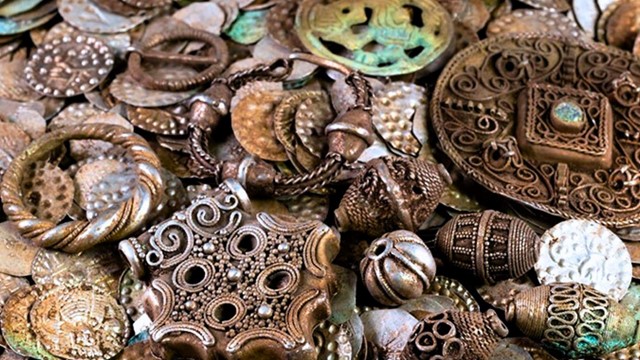 Người đàn ông tìm thấy kho báu 800 năm tuổi khi đang đào đất tìm giun