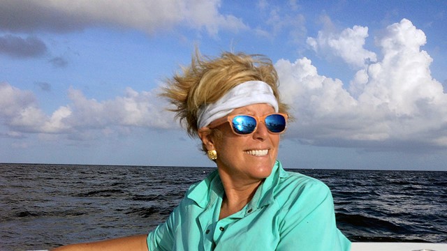 Triệu phú Mỹ không ăn ngoài, đi xe cũ, dùng túi xách mua từ năm 1993