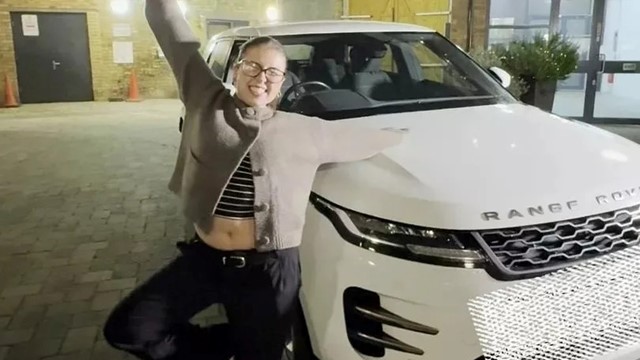 'Sếp nhà người ta' chi tiền tỷ tặng quà Giáng sinh cho nhân viên, có người bốc trúng Range Rover